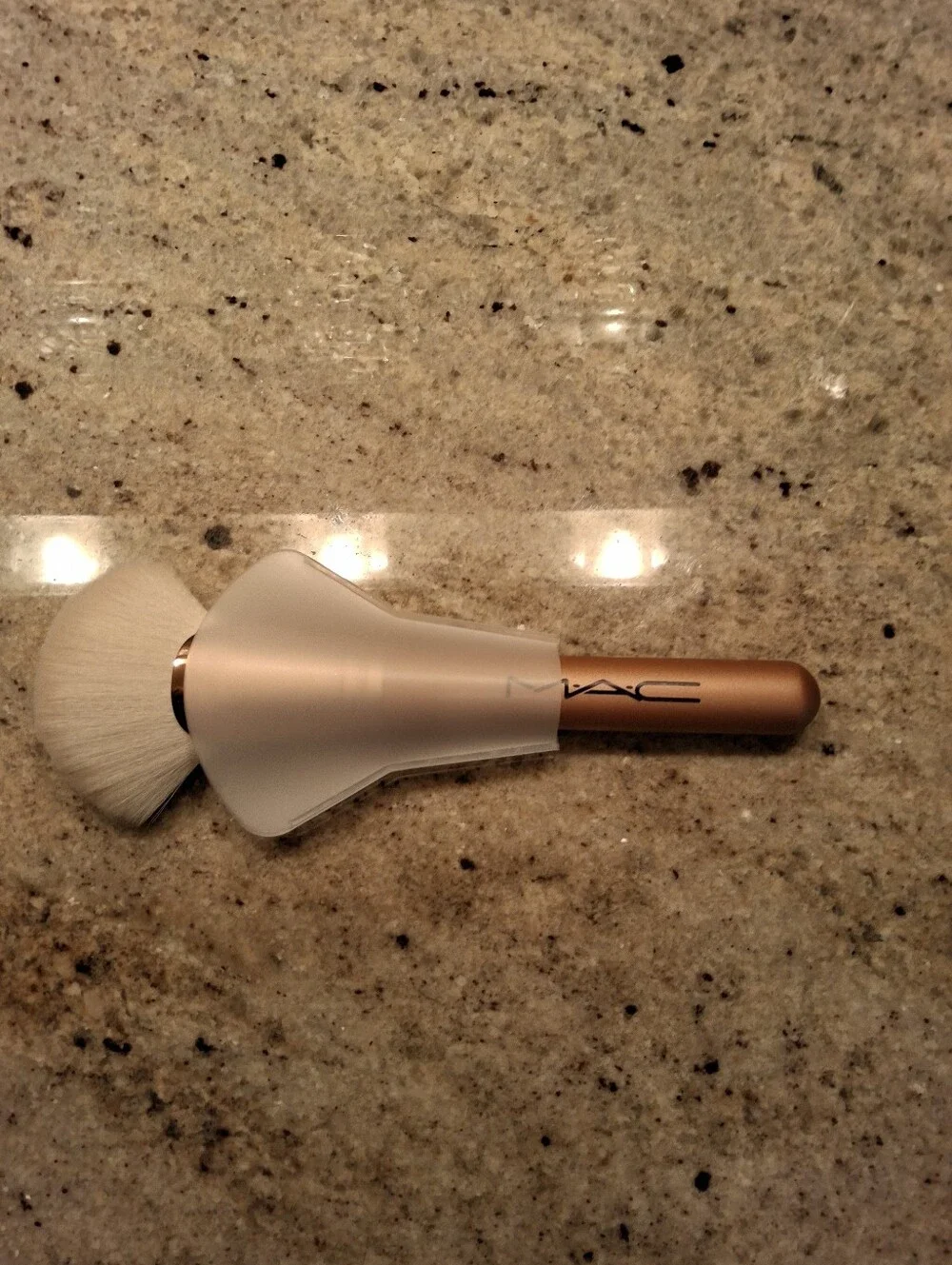 Mac Cosmetics  Fan Brush